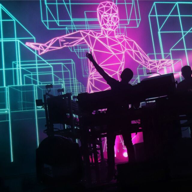 The Chemical Brothers в София – огромни холограми, порой от лазери и зрелищен 3D мапинг (ГАЛЕРИЯ)