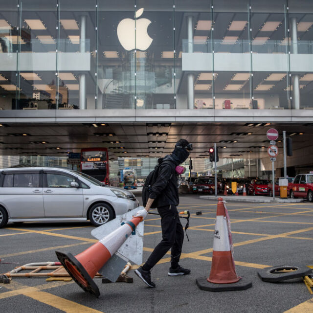 "Епъл" тихомълком взима страната на китайската власт срещу жителите на Хонконг