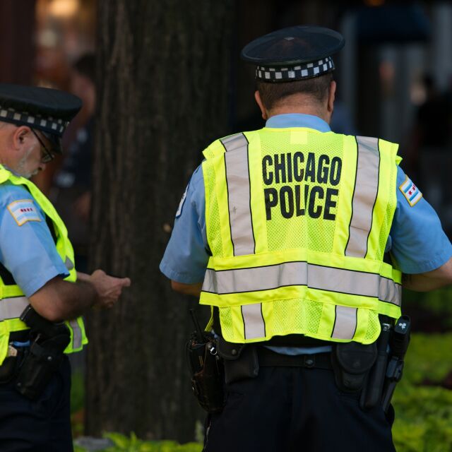 Мъж с увреждане е прострелян три пъти, отивайки на училище в Чикаго