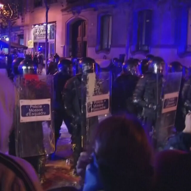 Сблъсъци между протестиращи и полиция избухнаха снощи в Барселона