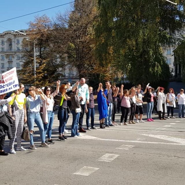 Протестиращи медици блокираха движението на бул. „Мария Луиза”