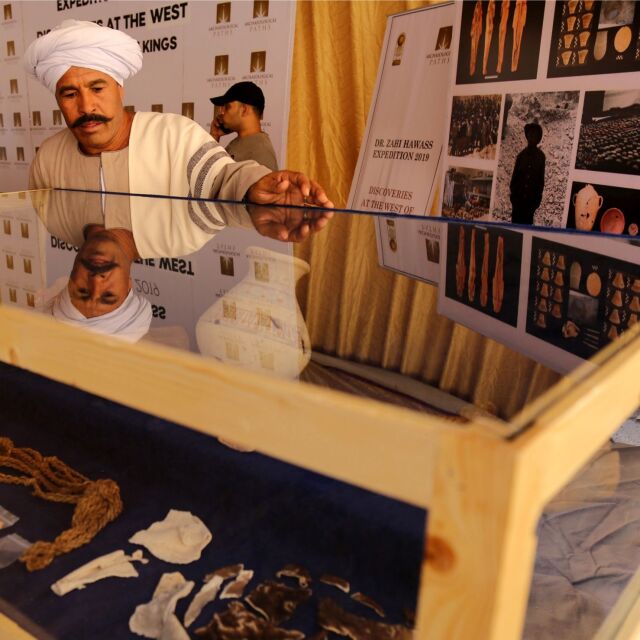 Археолози откриха 30 древни саркофага в Луксор