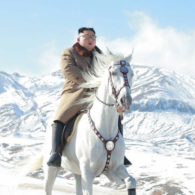 Ким Чен - ун изкачи свещената за корейците планина Пектусан