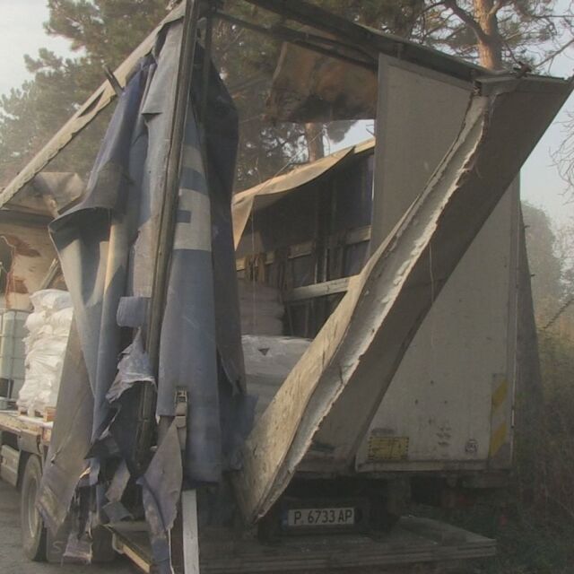 Катастрофа между камиони затрудни движението по пътя Русе-Бяла