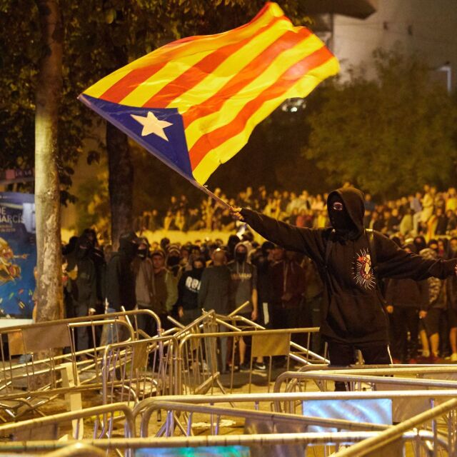 МВнР предупреждава: Големи протести блокират Барселона