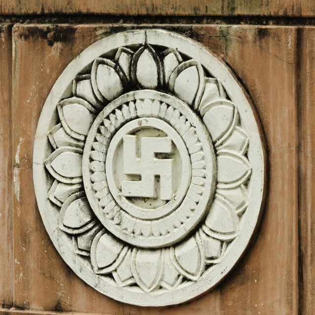 Свастиката - знак за благополучие и късмет, превърнал се в символ на омраза и расизъм