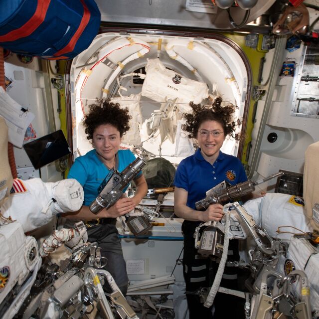 НАСА стартира първата операция само с жени астронавти в открития космос
