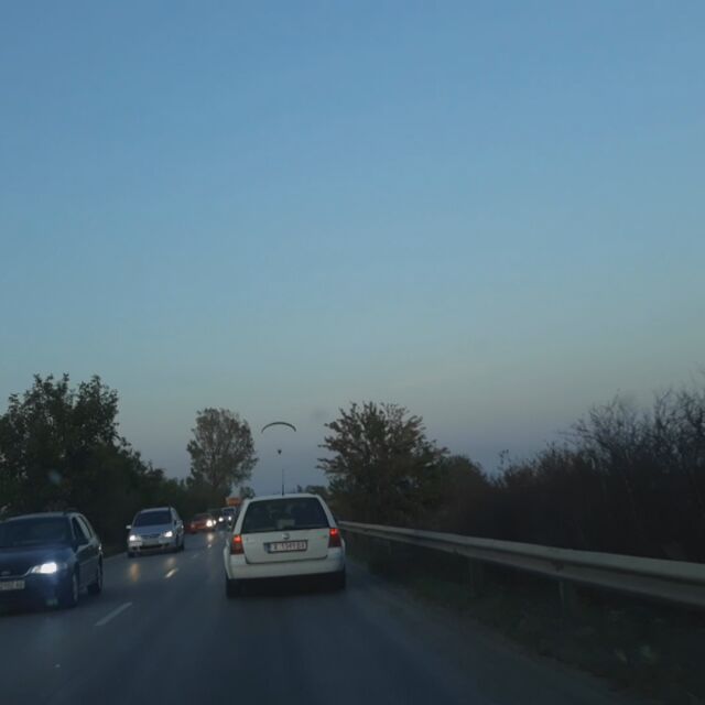 Рискован полет над пътя: Парапланерист предизвика смут сред шофьорите в Пловдив 