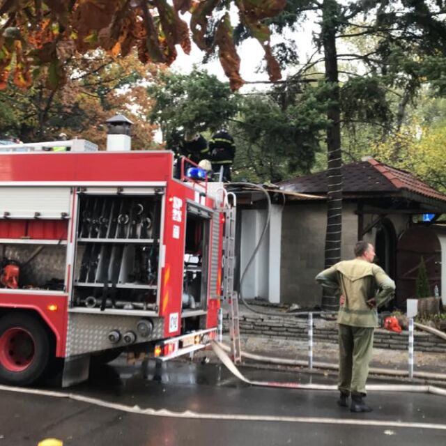 Пожар бушува в ресторант при парк „Кошарите” в София