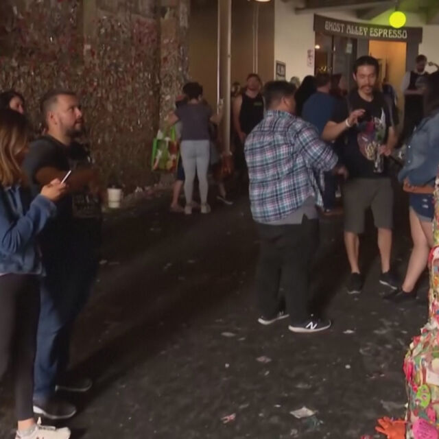 „Стена на дъвките” привлича туристи на пазар в Сиатъл