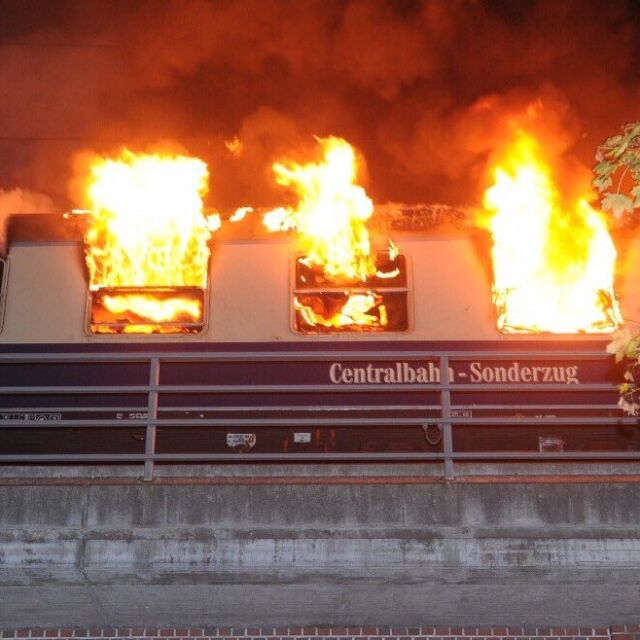 Влак с фенове на "Фрайбург" се запали в центъра на Берлин (ВИДЕО)