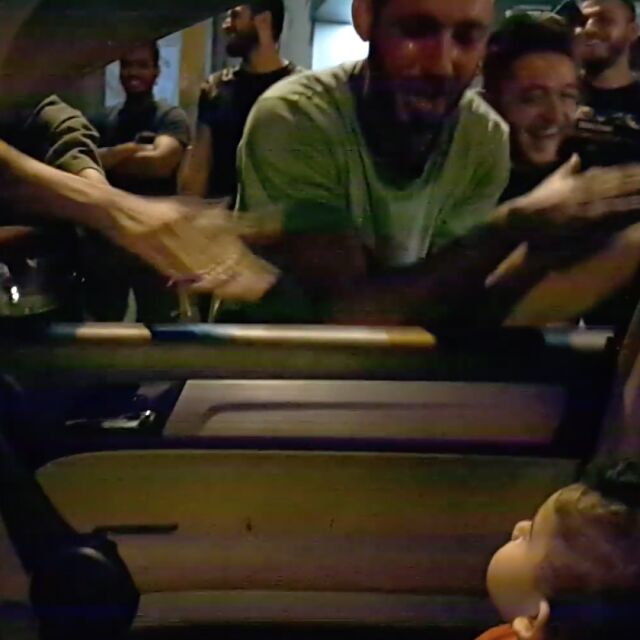 Протестиращи в Ливан успокоиха изплашено дете с песничка (ВИДЕО)