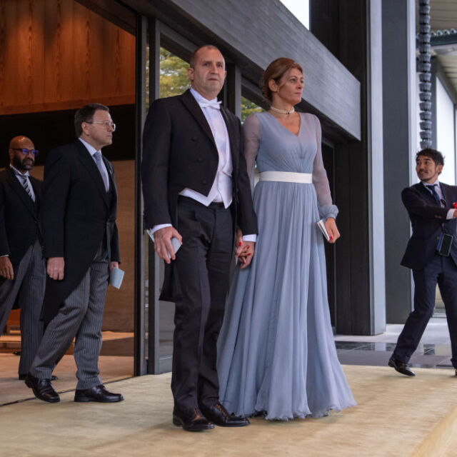 На церемония в Токио: Десислава Радева заложи на рокля от коприна в цвят "глетчер"