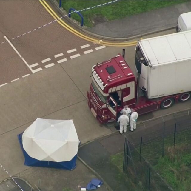 Британската полиция започна да изнася телата на жертвите от камиона убиец