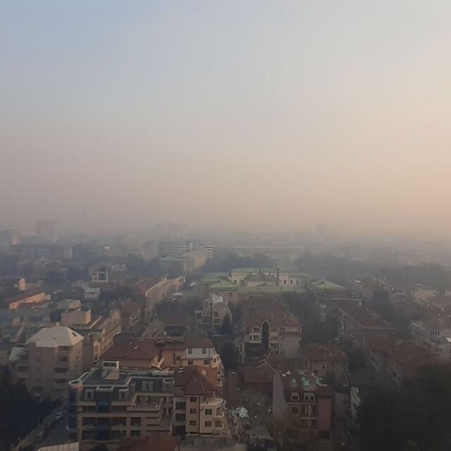 Гъст задушлив дим от Румъния обгази Русе