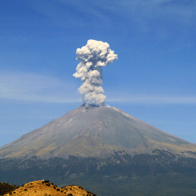 Красотата на природата – пушещият вулкан Попокатепетъл от птичи поглед