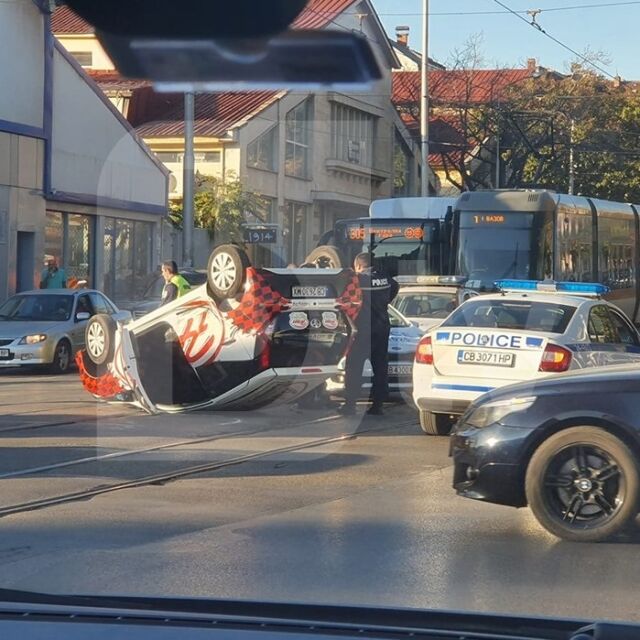 Две коли се блъснаха на трамвайните линии между бул. „Христо Ботев” и „Сливница”