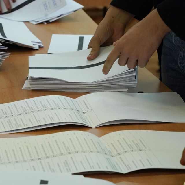 Арести заради изборни измами: Председател на комисия надписва гласове за брат си