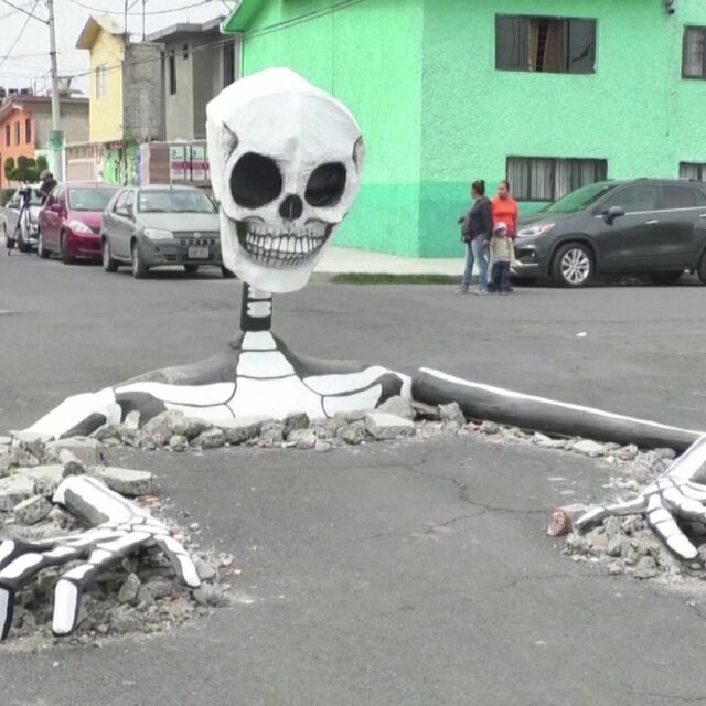 Огромен скелет "оживя" в Мексико Сити (ВИДЕО)