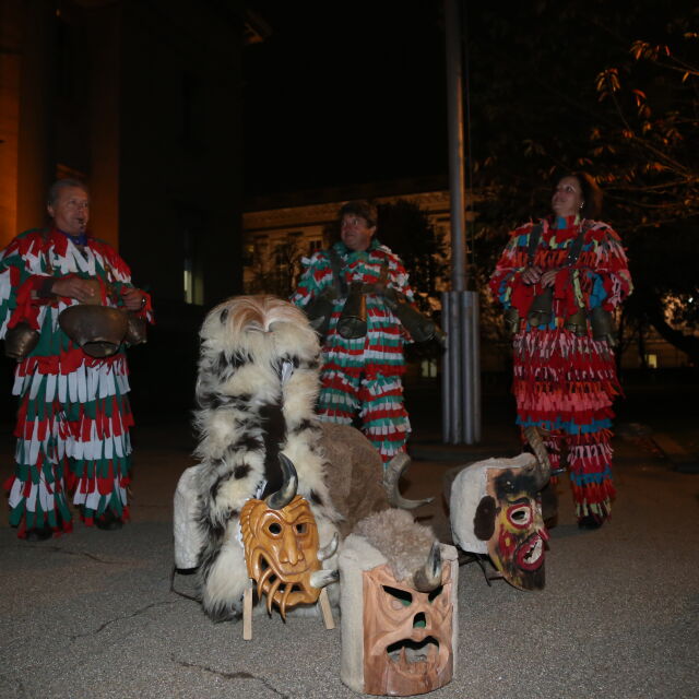 Българският отговор на Хелоуин: Кукери гониха злите духове пред Националната библиотека