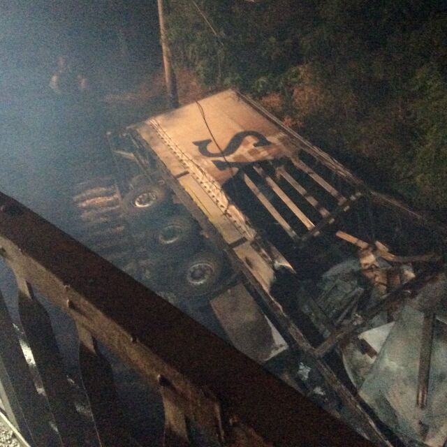 Камион падна върху жп линия и се запали