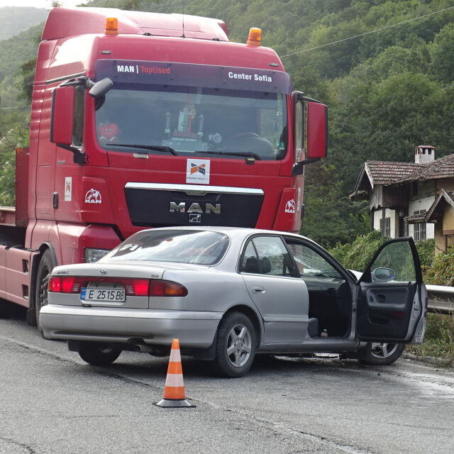Камион и кола се удариха на пътя Симитли-Банско 