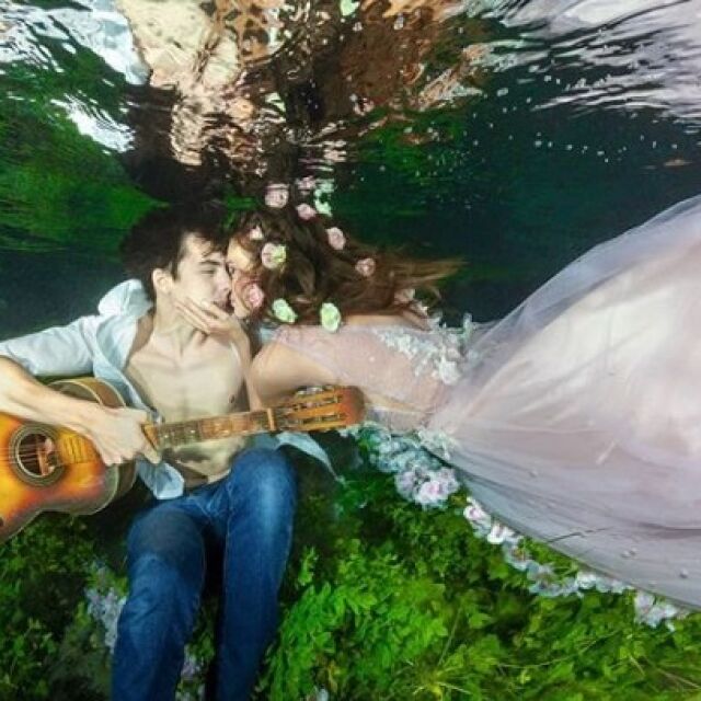 Тино с ефектна сватбена фотосесия под вода
