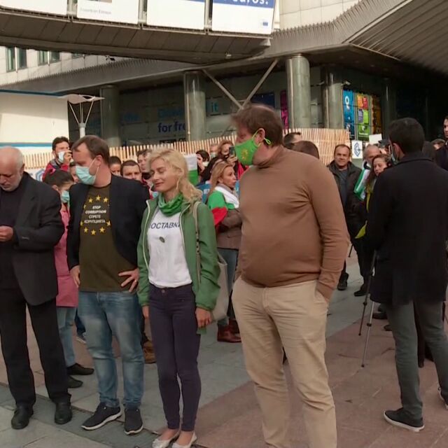 Дебатът в ЕП за България: Протест на недоволни българи в Брюксел