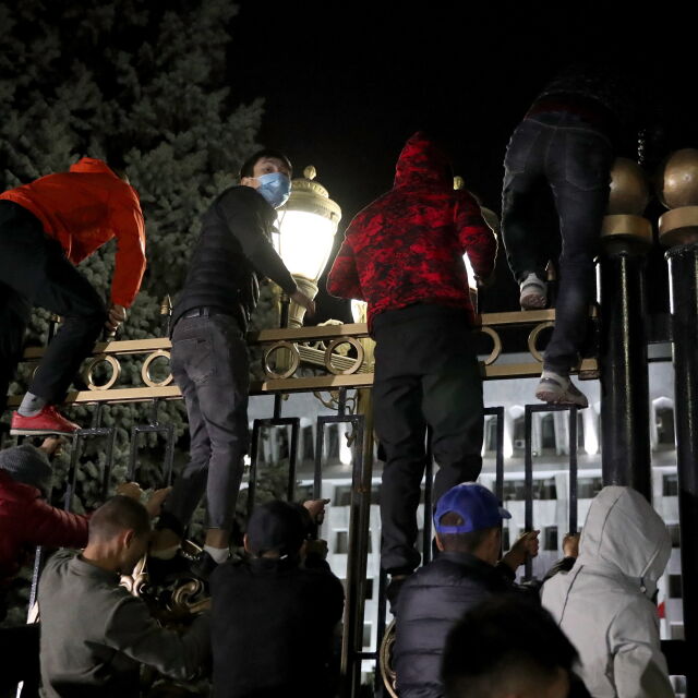 Безредици в Бишкек: Протестиращи проникнаха в парламента и ограбиха офиси
