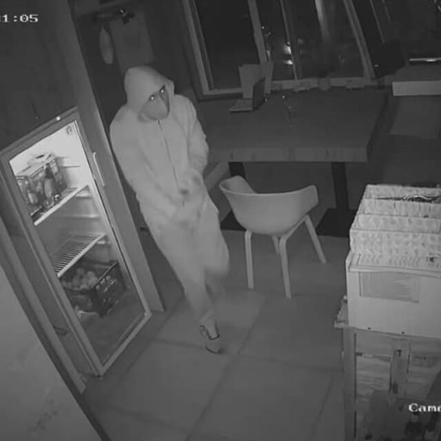 Кражба пред камера: Мъж обра няколко търговски обекта за една нощ