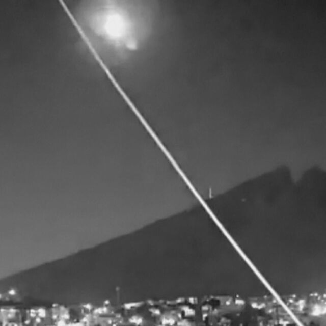 Огромен метеорит беше заснет над мексиканския град Монтерей