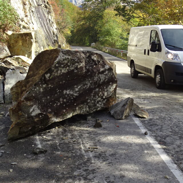 Огромен скален къс падна на пътя за Рилския манастир 