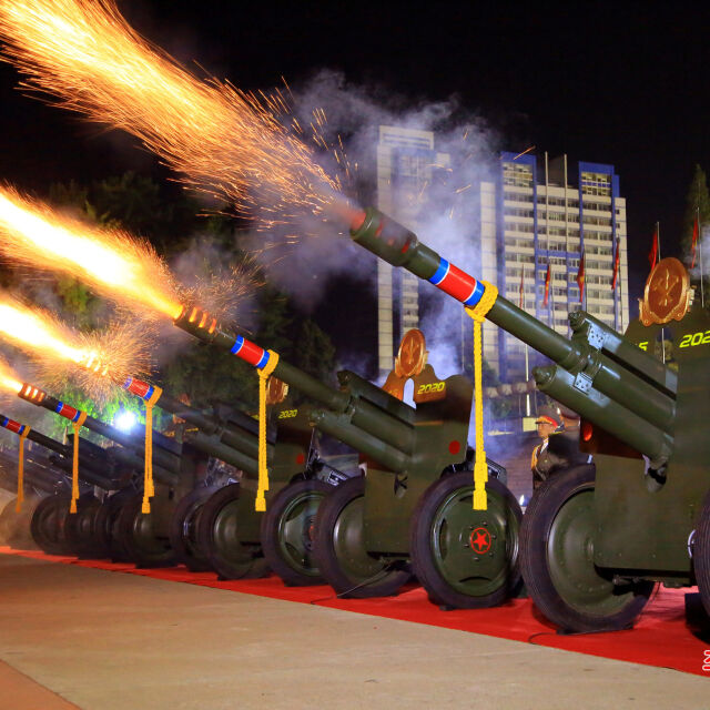 Северна Корея организира мащабен военен парад