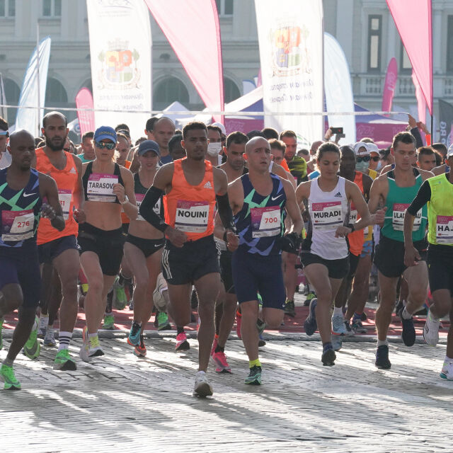 Близо 3000 души бягат в най-силното издание на Софийския маратон (СНИМКИ)