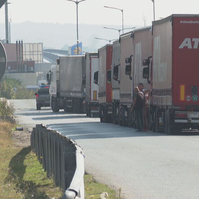След смъртоносната катастрофа: Струпване на камиони към ГКПП "Лесово"