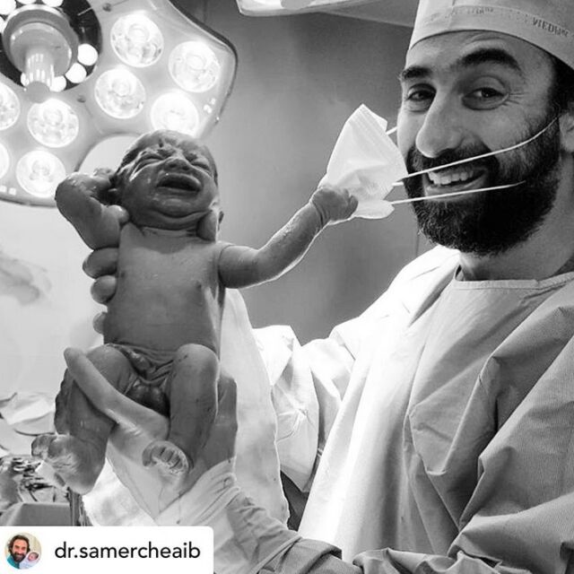Новородено дръпна маската на лекар и снимката стана "символ за надеждата" в интернет