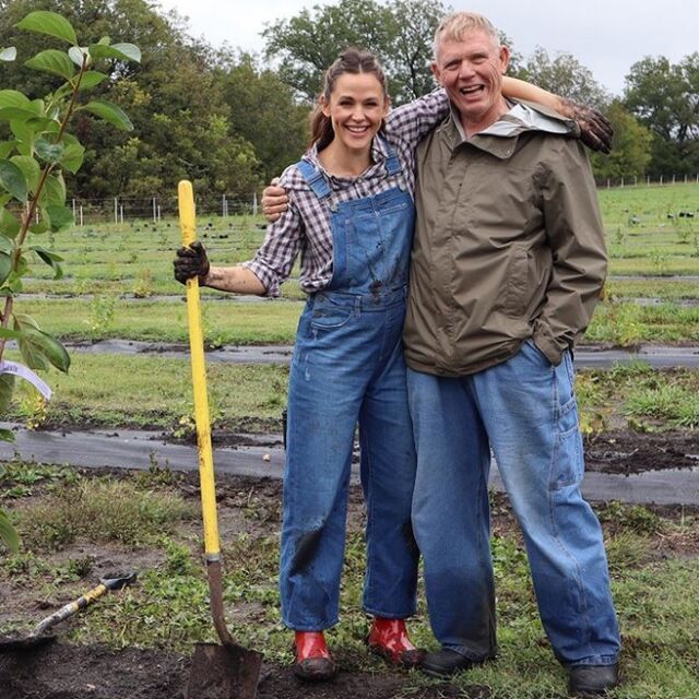 Актрисата Дженифър Гарнър подкара трактор в нивата със сладки картофи