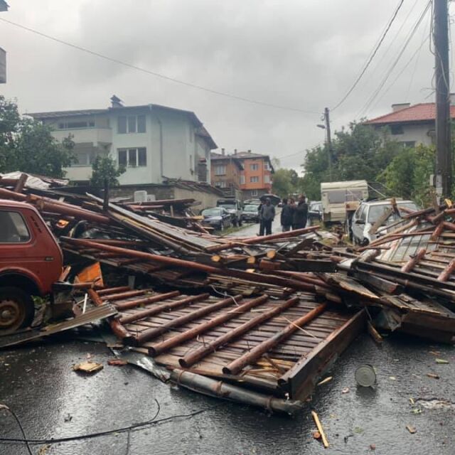 Ураганен вятър: Паднали покриви, прекъсвания на тока и затруднен трафик в Смолян 