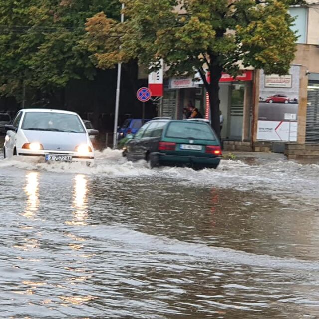 Буря наводни улиците на Хасково