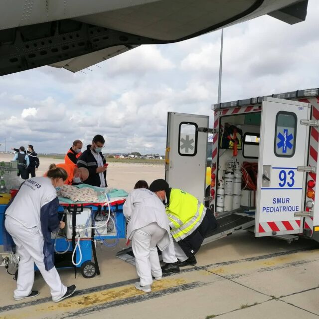 Военновъздушните сили транспортираха тримесечно бебе за лечение във Франция