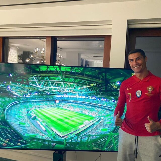 Португалия побеждава, а Роналдо гледа по телевизията 
