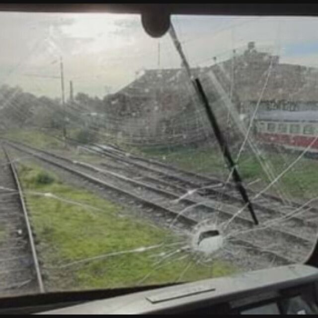 Машинист пострада, след като хвърлиха камъни по движещ се влак