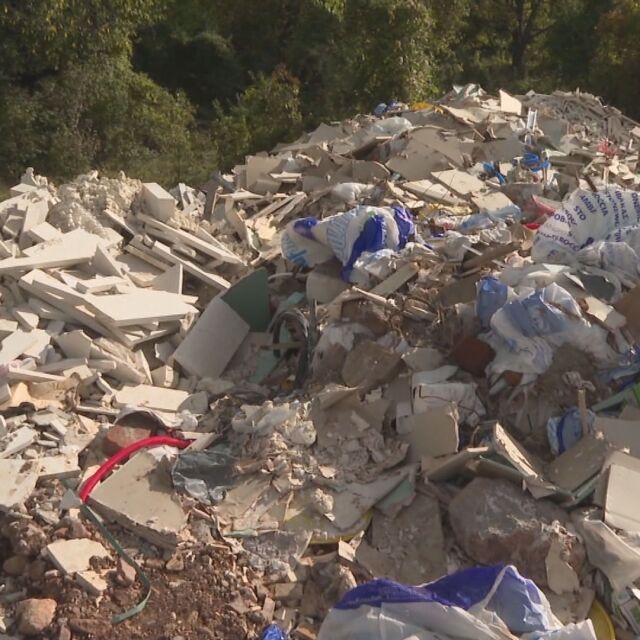Издирват кой е изхвърлил тонове строителни боклуци край Враца
