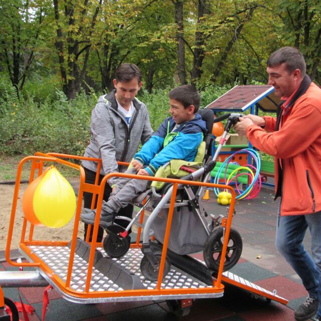 Русе се сдоби с първата си люлка за деца в инвалидни колички