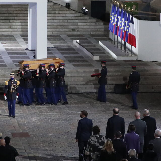 С национална церемония отдадоха почит на учителя, убит от ислямист във Франция
