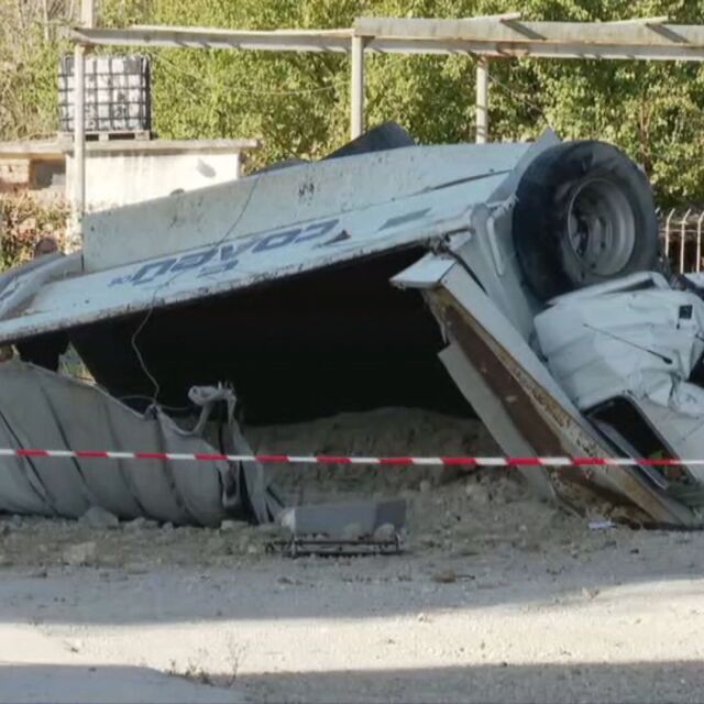 Камион падна от Аспаруховия мост във Варна