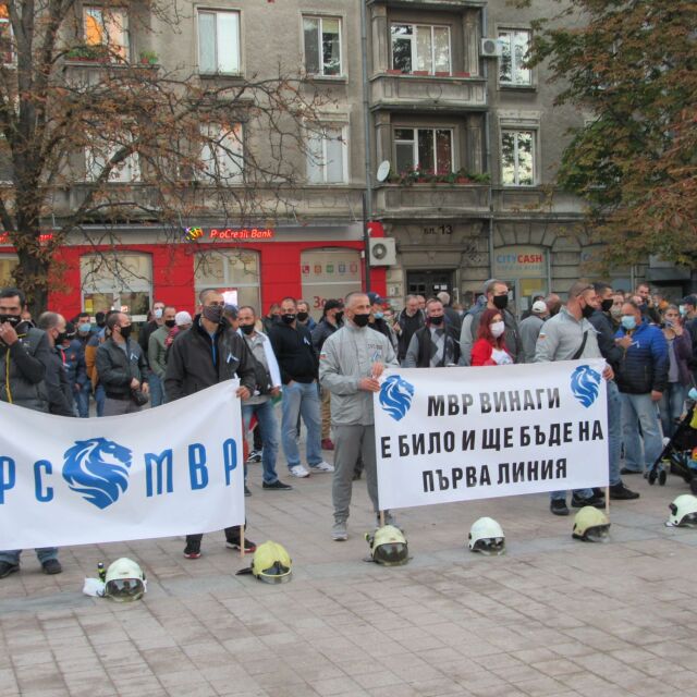 Служители на МВР излязоха на мълчалив протест в Русе