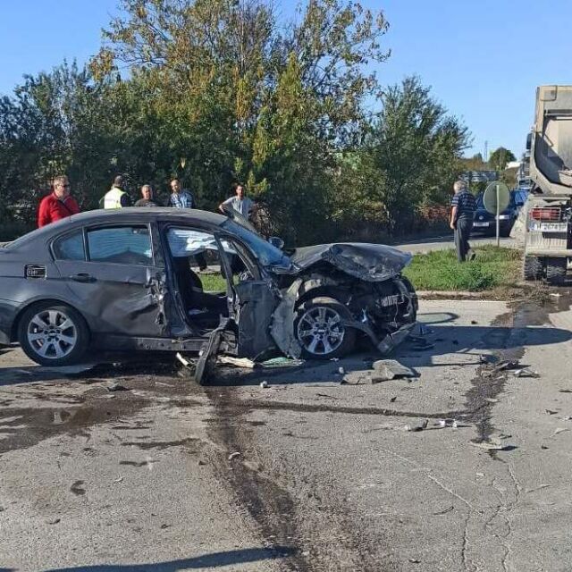 Катастрофа между кола и камион затрудни движението по пътя Шумен-Силистра
