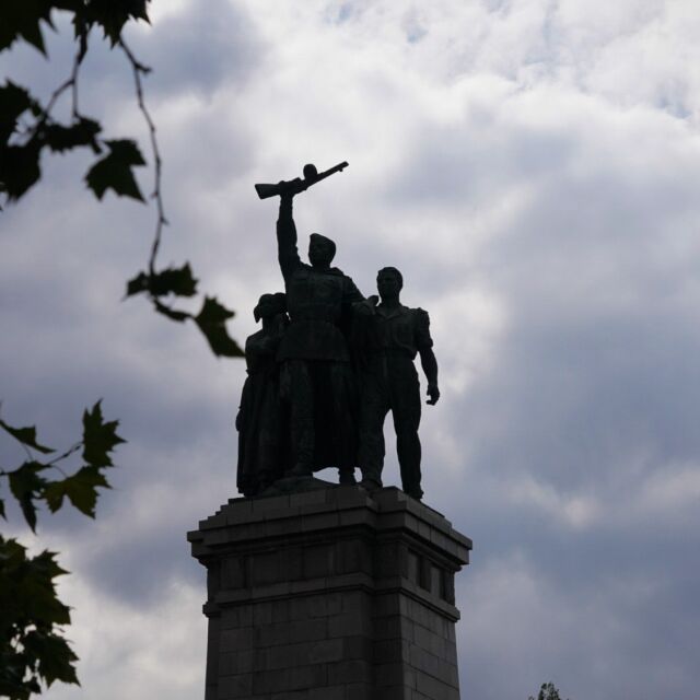 „Война на паметници“: Трябва ли този на Съветската армия да бъде преместен?