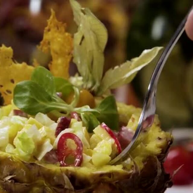 Тропическа салата в ананасова кошница (ВИДЕО)